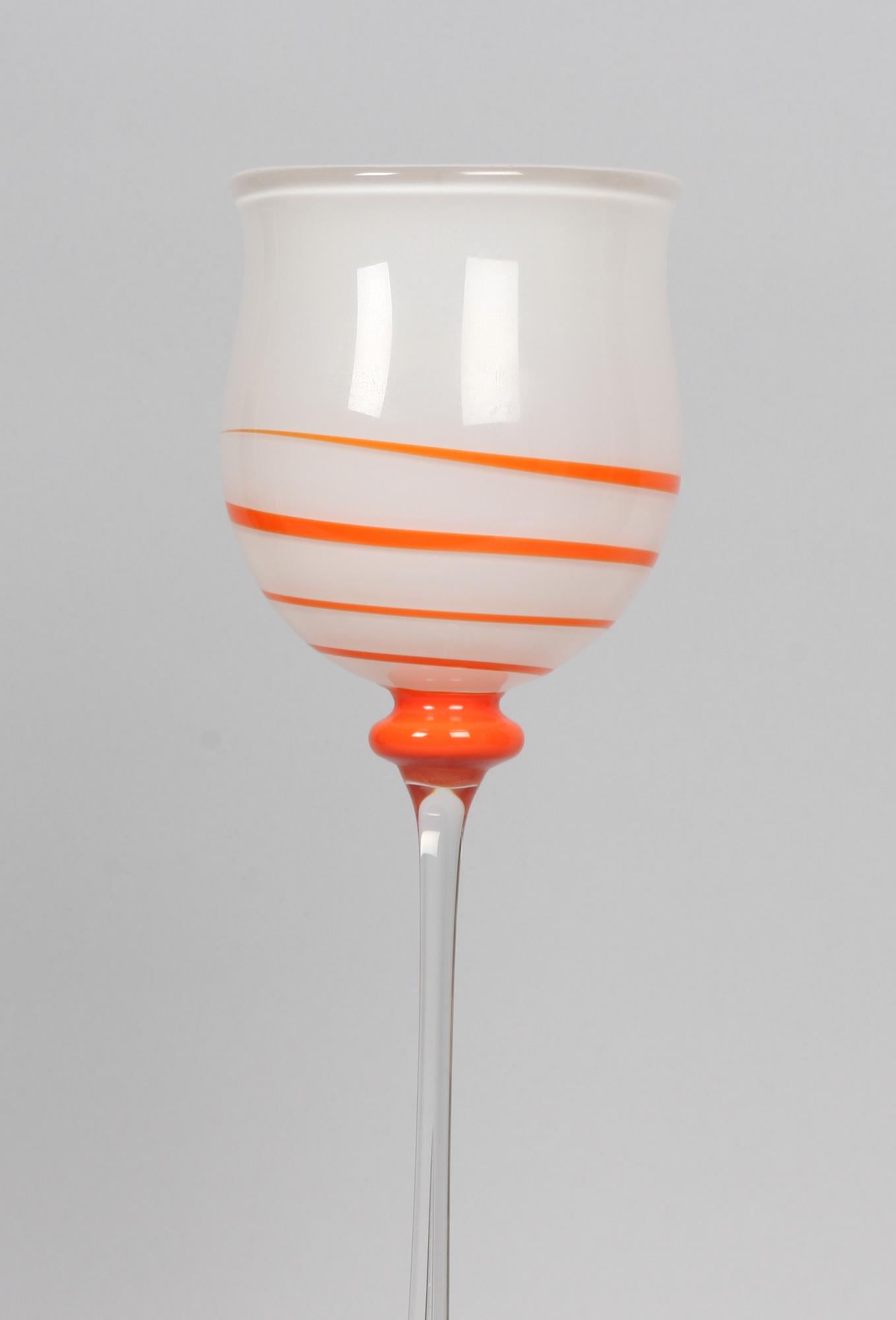 POKAL PÅ FOT, glas. Osignerad.