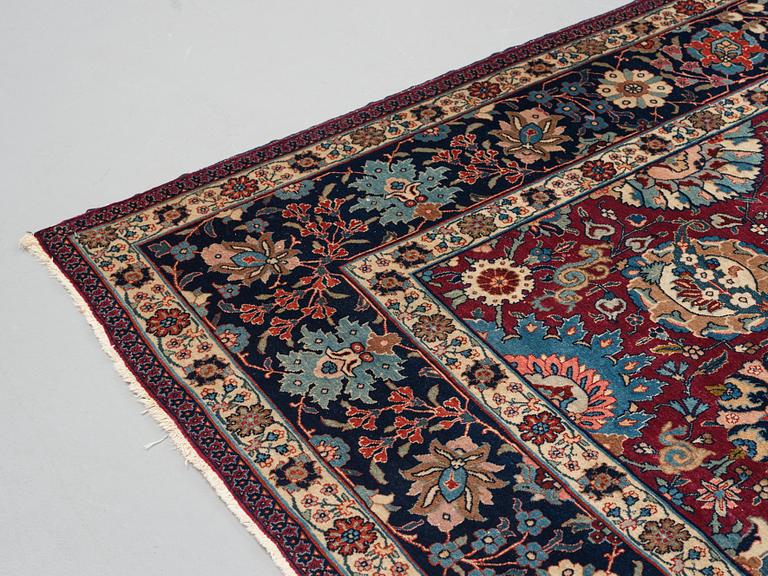 Matto, semi-antique Tabriz, ca 413,5 x 328,5 cm.