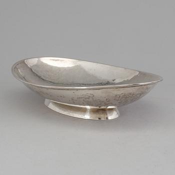 A 20th century German silver dish, maker's mark "GK". Weight 556 g.