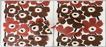 GARDINER 4 längder samt kuddar 2 st "Unikko" Maija Isola för Marimekko, bomull ca 160 x 130 cm vardera.