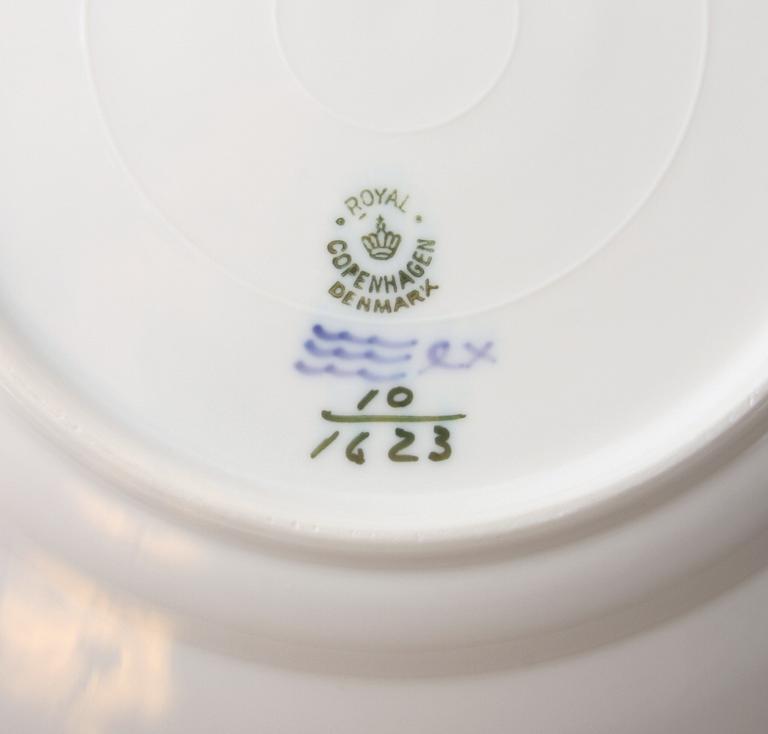 MAT- OCH KAFFESERVIS, c:a 96 delar, "Blå blomst", Royal Copenhagen.