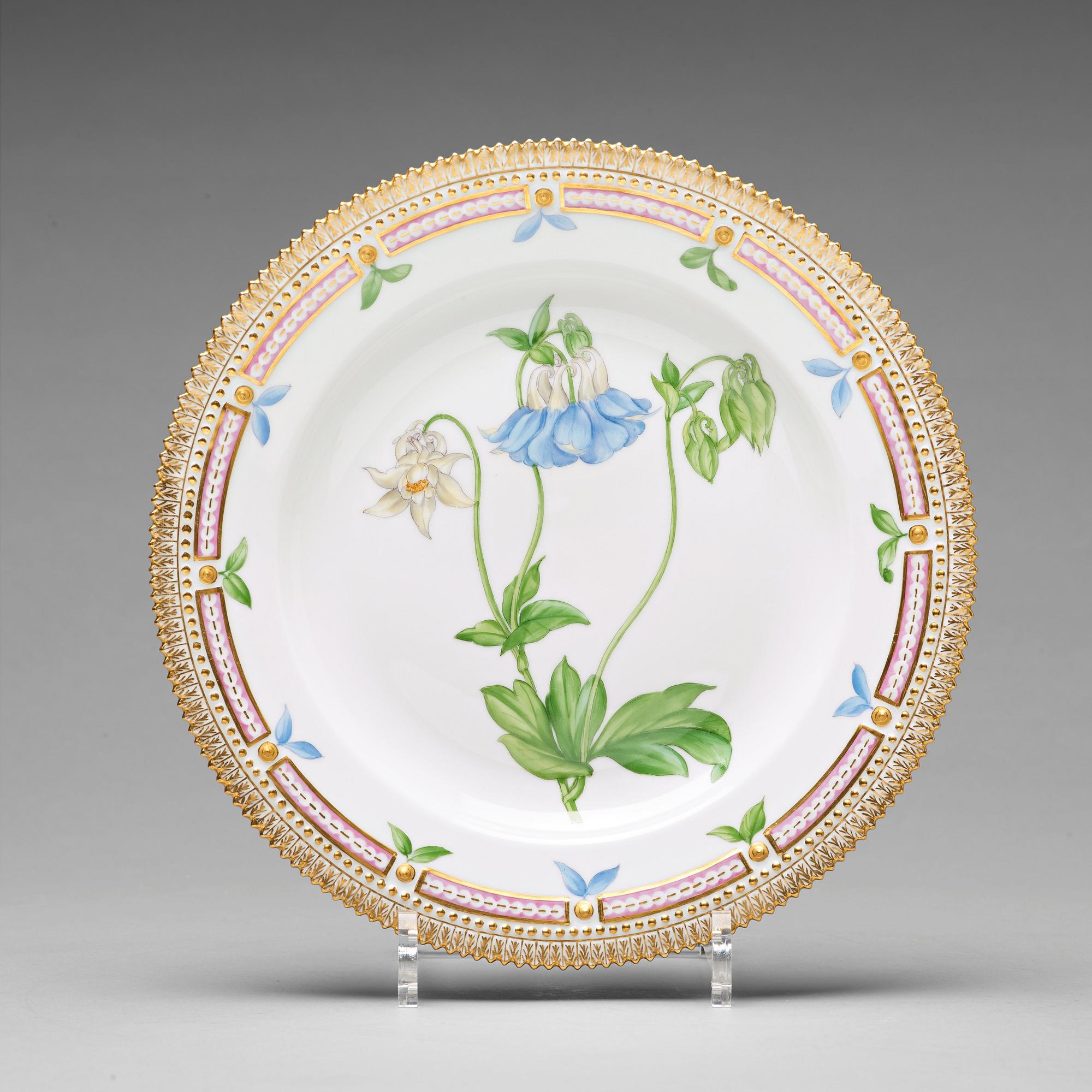 A set of 12 Royal Copenhagen "Flora Danica" dinner dishes, Denmark, 20th Century.