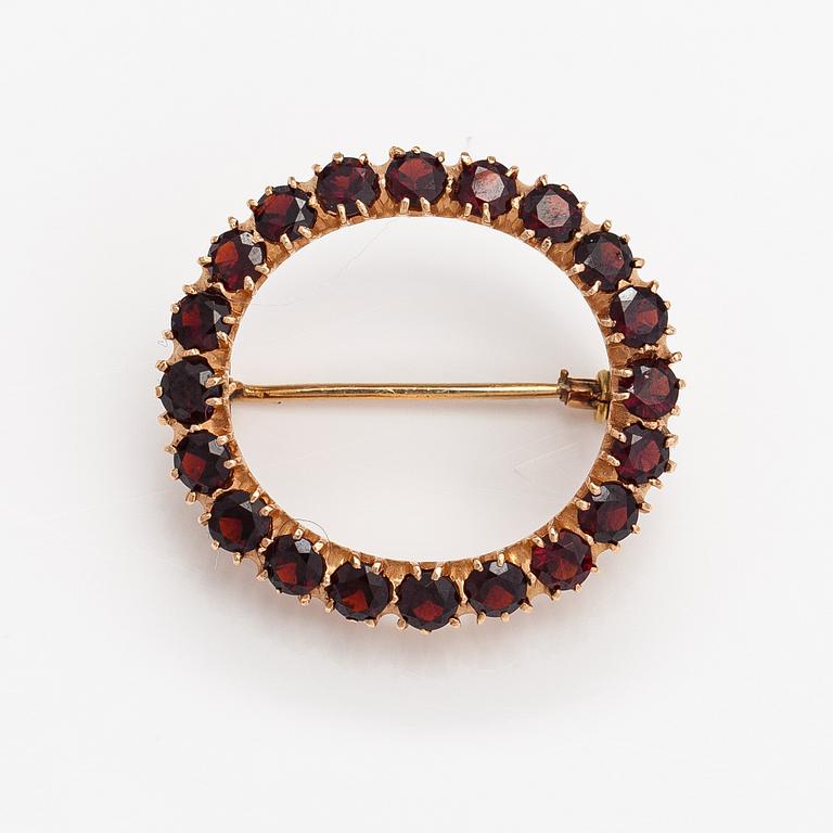 A 14K gold brooch with garnets. St. Petersburg 19th century.