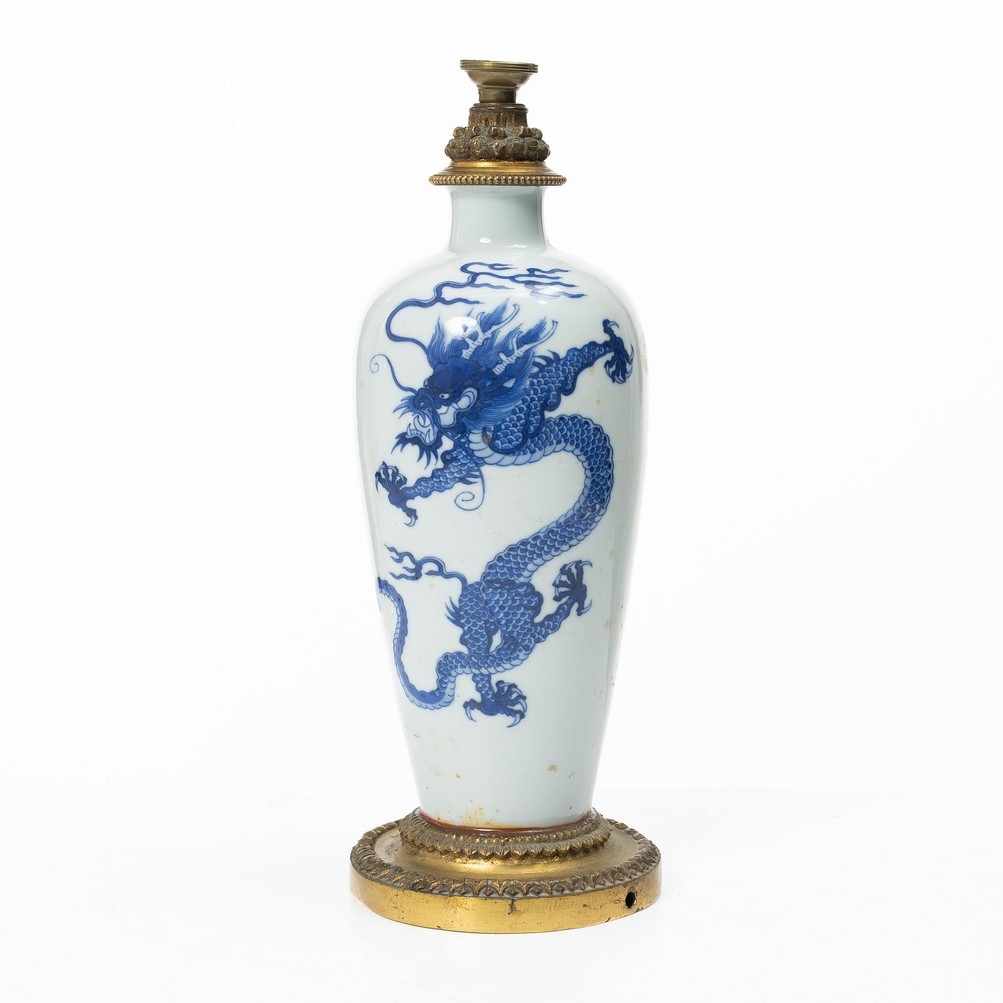 A Chinese blue and white porcelain 'dragon' vase, Qing dynasty.