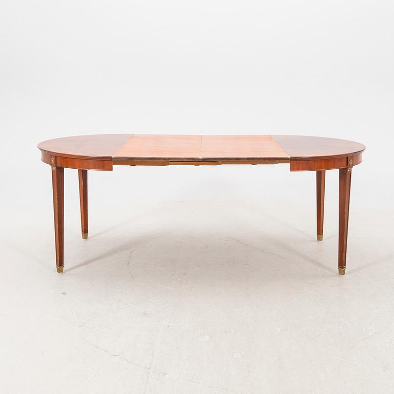 A mid 1900s Gustavian style mahogany dining table.