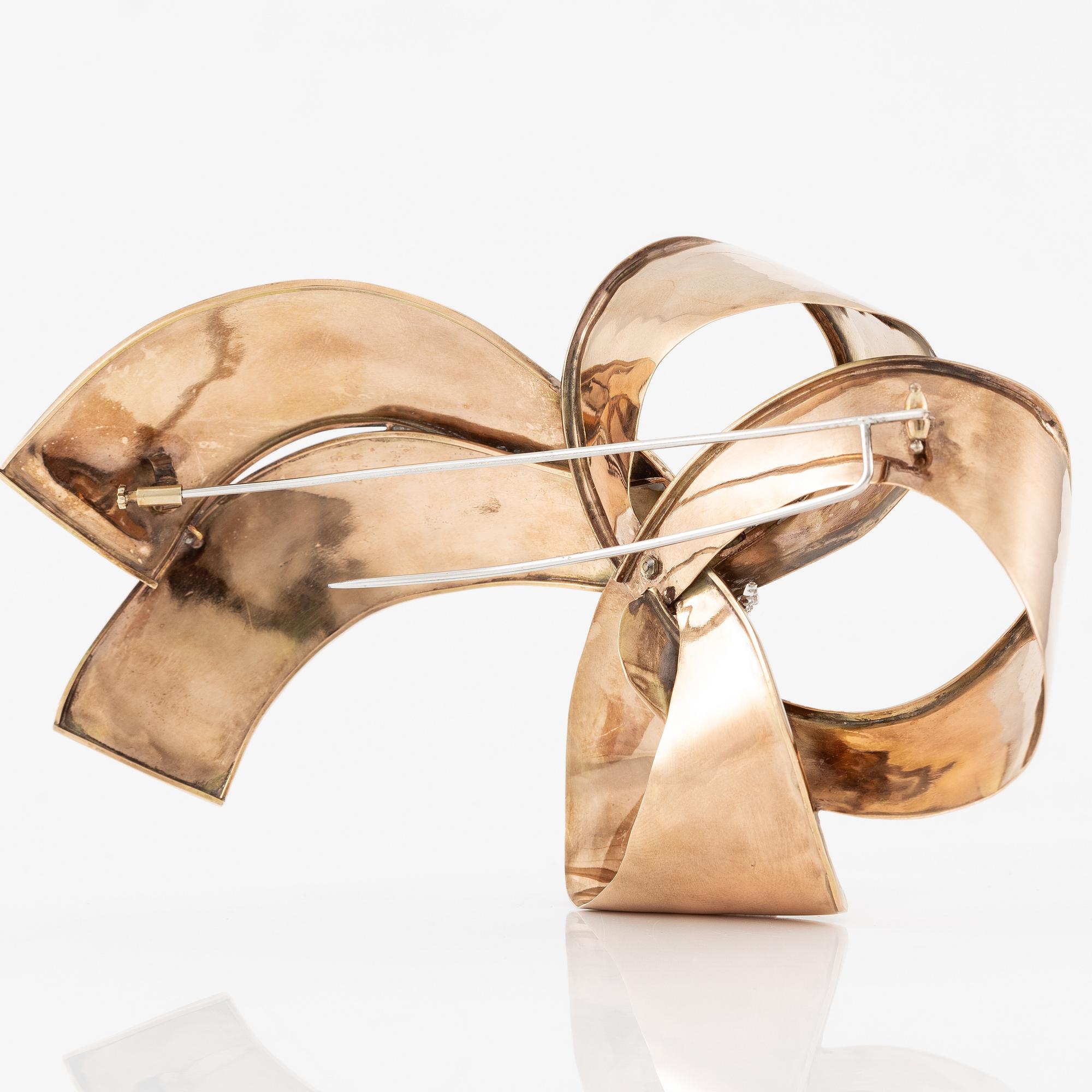 Brooch 9K gold with round brilliant-cut diamonds.