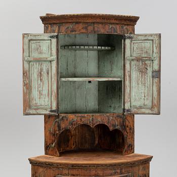 A cabinet for av corner, first half of the 19th Century.