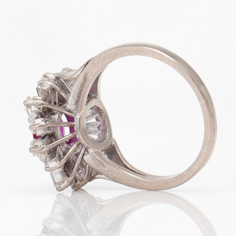 RING med rubin ca 2.00 ct samt trapetsslipade diamanter totalt ca 1.50 ct.