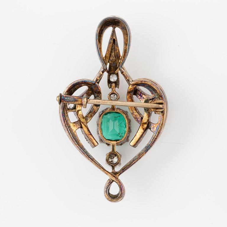 A brooch, 14K gold with emerald and old-cut and rose-cut diamonds. Russia 1899-1908.