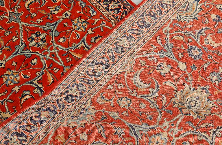 A Sarouk runner, 410 x 80 cm.
