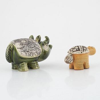 Lisa Larson, figuriner, 2 st, "Noshörning" och "Sköldpadda" ur serien "Jura", Gustavsberg, 1971-77.