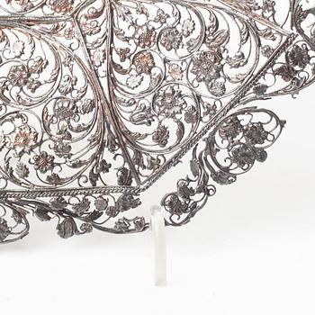 Korgar, två stycken, silver. Kina, Qingdynastin, 1800-tal.