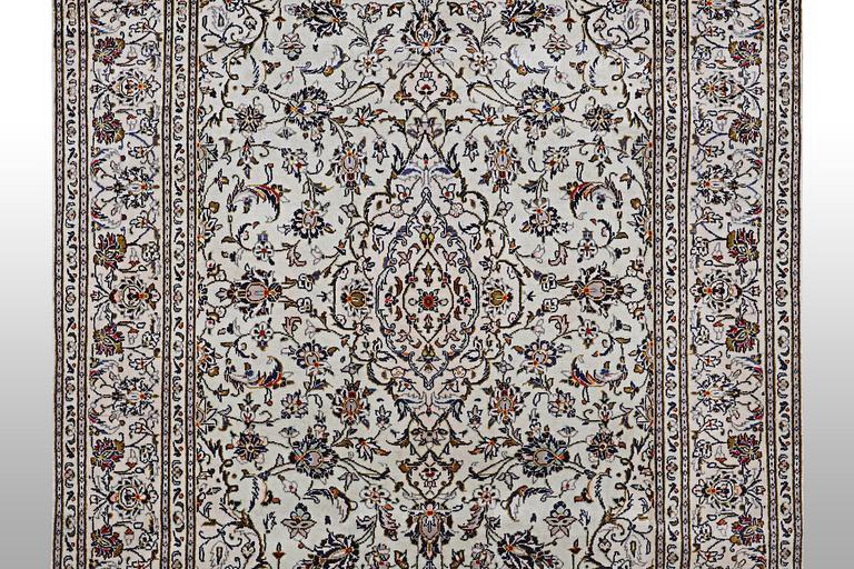 A carpet, Kashan, ca 295 x 194 cm.