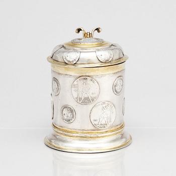 Andreas Junge I, dryckeskanna, delvis förgyllt silver, Königsberg, möjligen 1736.