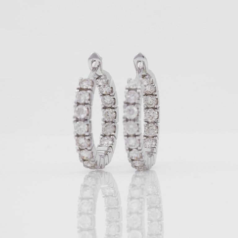 ÖRHÄNGEN, creoler i vitguld med diamanter cirka 3 ct.