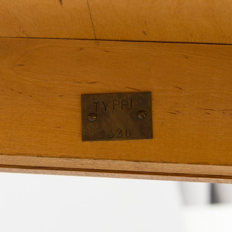 A pair of 1950s chairs.