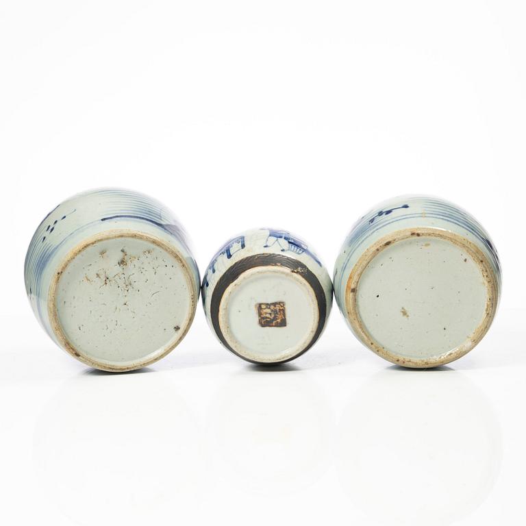 Bojaner, porslin, tre stycken, Kina, 1800/1900-tal.