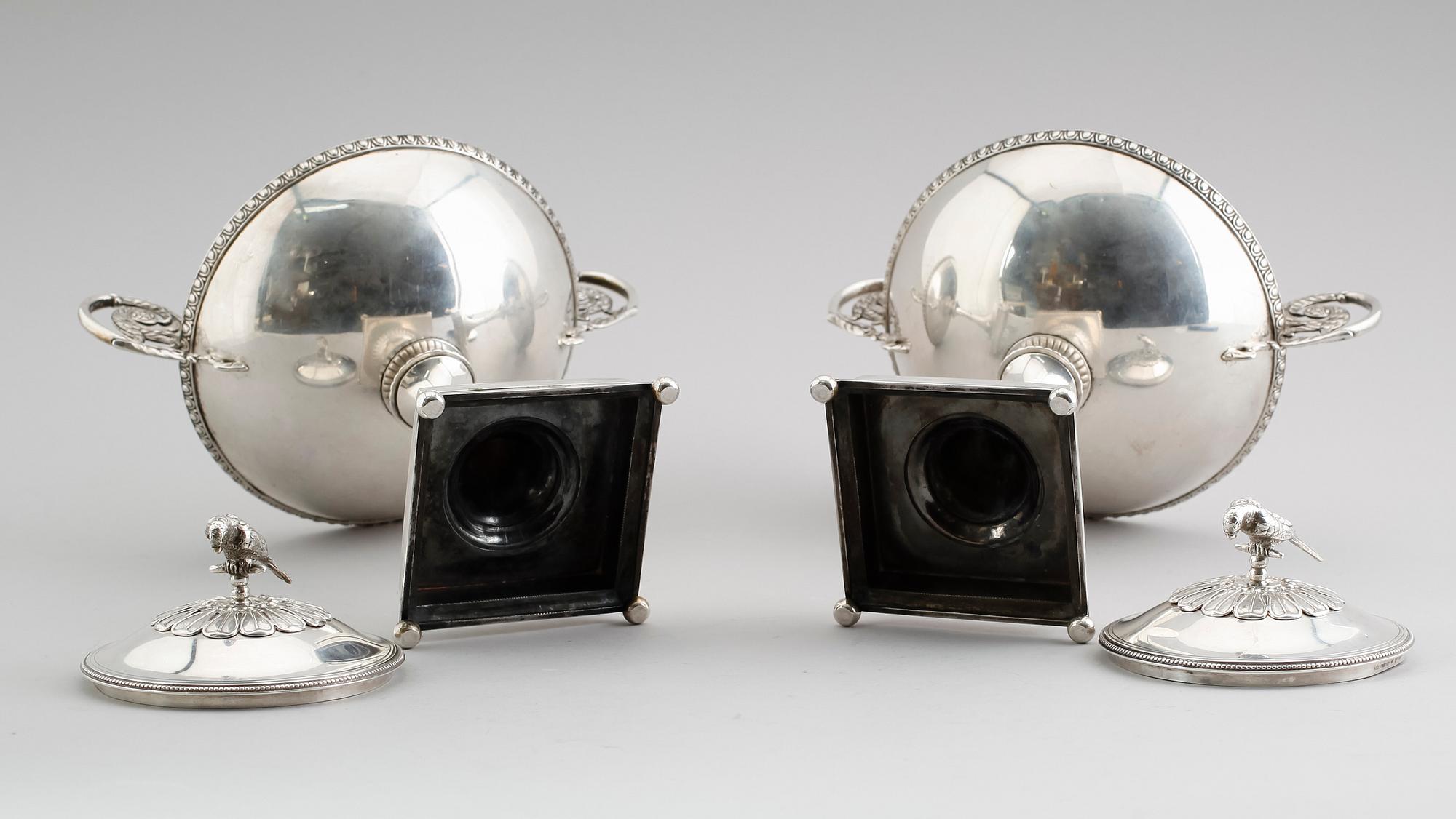 STRÖSOCKERSKÅLAR, 1 par, silver, Gustaf Möllenborg, Stockholm 1901. Vikt ca 1420 gram.