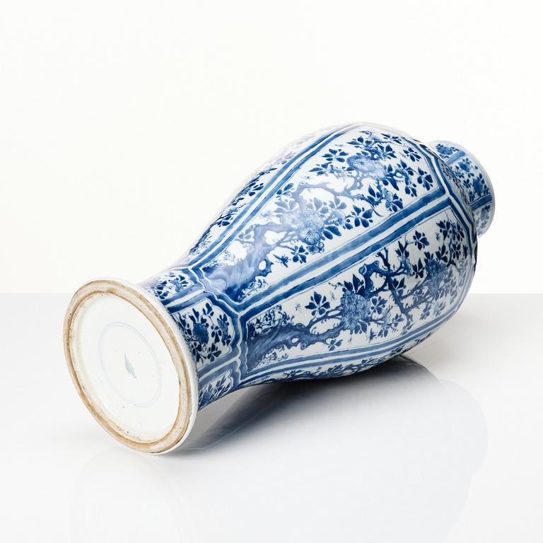 A pair of blue and white vases, Qing dynasty, Kangxi (1662-1722).