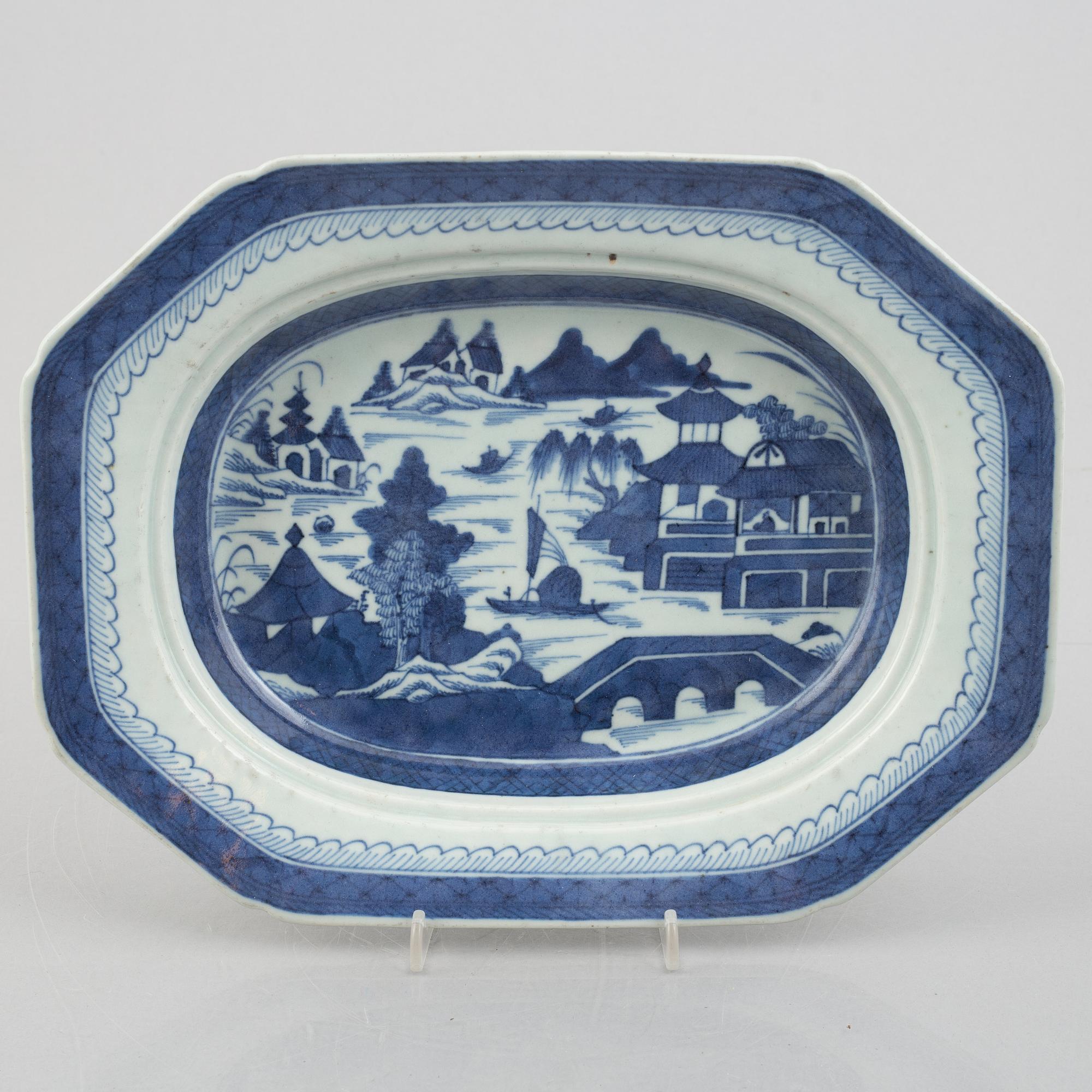 Five pieces of blue and white Chinese porcelain, Qing dynasty, 18th-19th century.