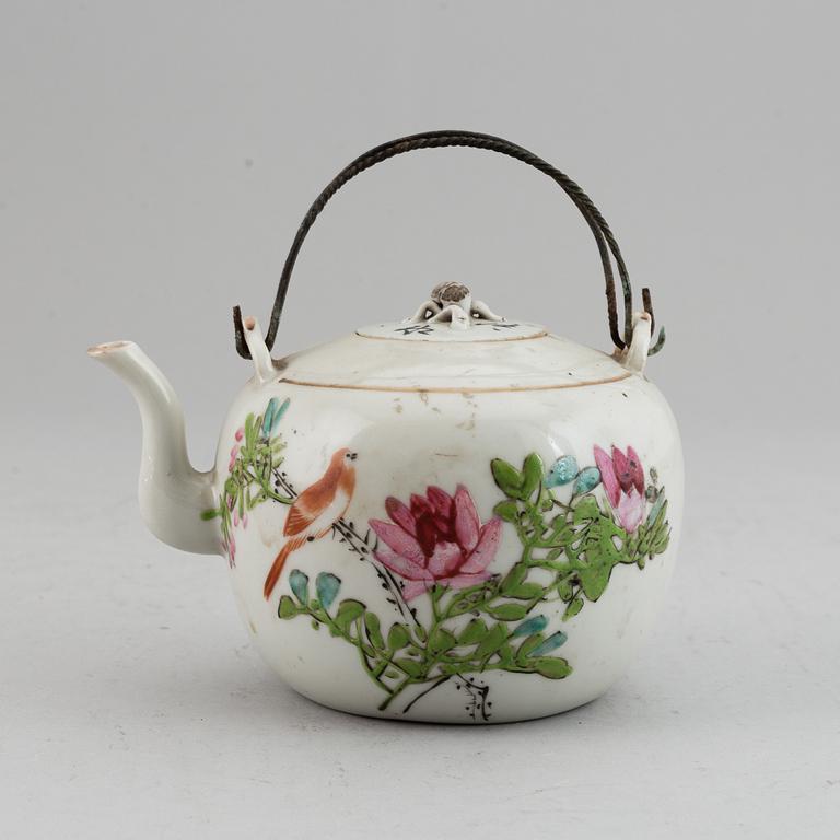 A famille rose teapot with cover, Qing dynasty, late 19th/early 20th century.