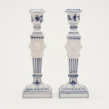 LJUSSTAKAR, ett par, porslin, "Musselmalet" Royal Copenhagen, 1900-tal.