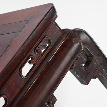 Pall/bord, hardwood. Qingdynastin, 1800-tal.