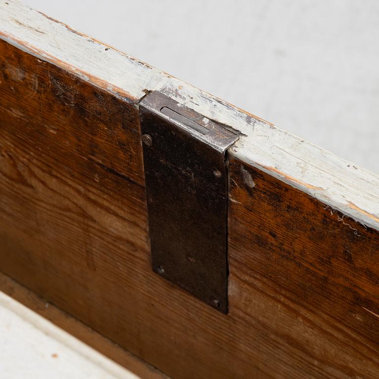 Chest of drawers, 19th century.
