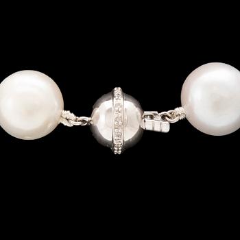 Collier odlade pärlor med lås av 14K vitguld samt runda briljantslipade diamanter.