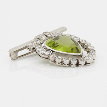 BROSCH med en droppformad fasettslipad peridot samt gammalslipade diamanter.