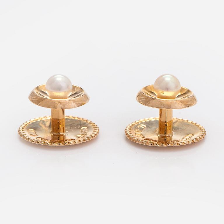 Frackknappar, 14K guld, pärlor. Kupittaan Kulta, Åbo 1968.