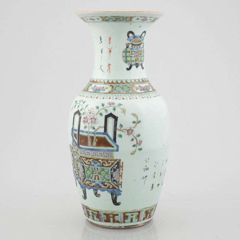 A porcelain urn, China, early 20th century.