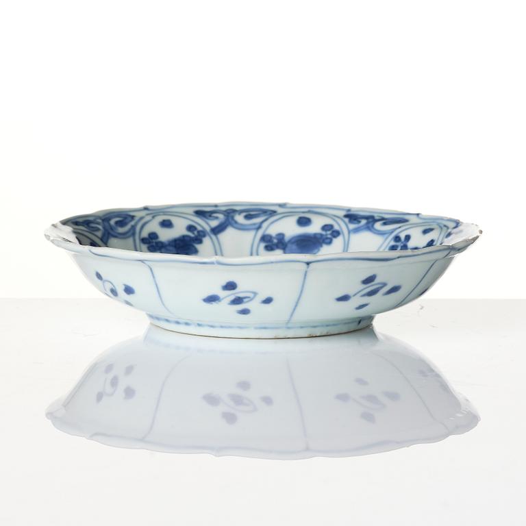 A blue and white kraak porcelain dish, Ming dynasty, Wanli (1572-1620).