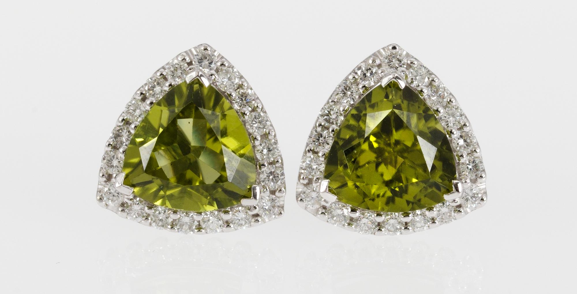 ÖRHÄNGEN, peridot med krans av briljantslipade diamanter, tot. ca 1 ct.