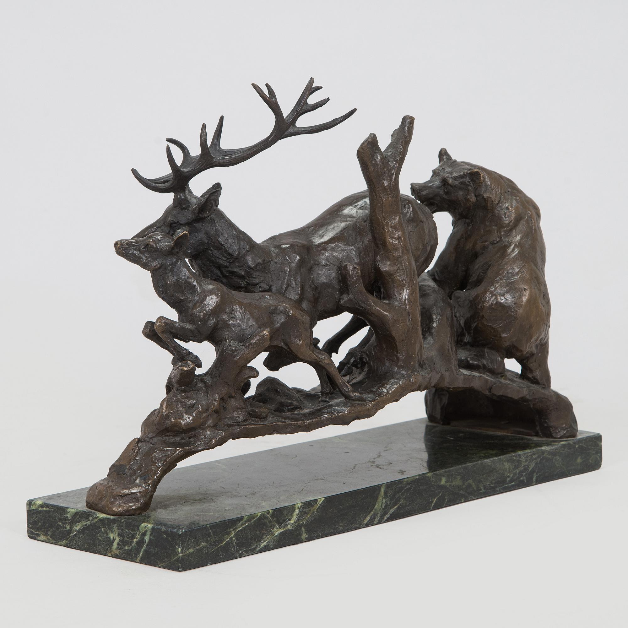 Veistos, pronssi, karhu ja kauriit.