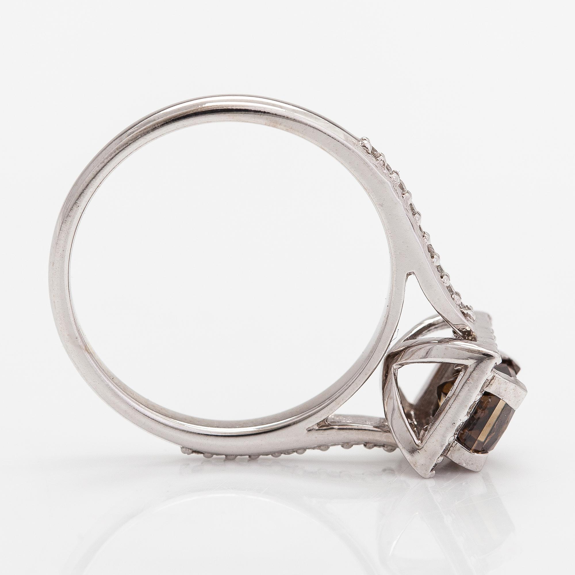 A 14K whitegold ring with diamonds ca. 1.32 ct in total. With AIG certificate.