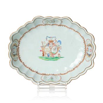 1073. A famille rose armorial serving dish, Qing dynasty, 18th Century.