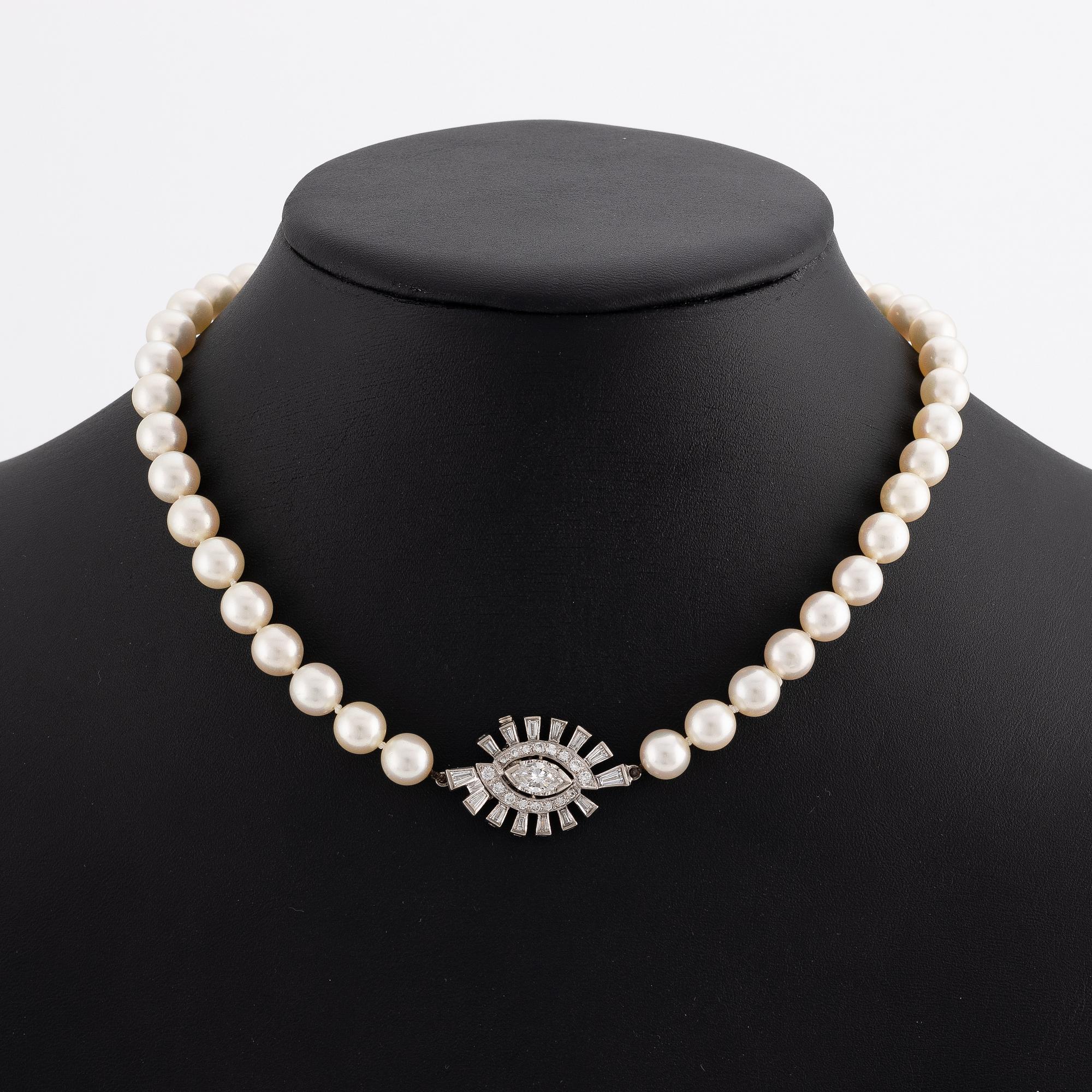 Pearl necklace, with cultured pearls, clasp 18K set with a cushion-cut diamond and baguette- and brilliant-cut diamonds.