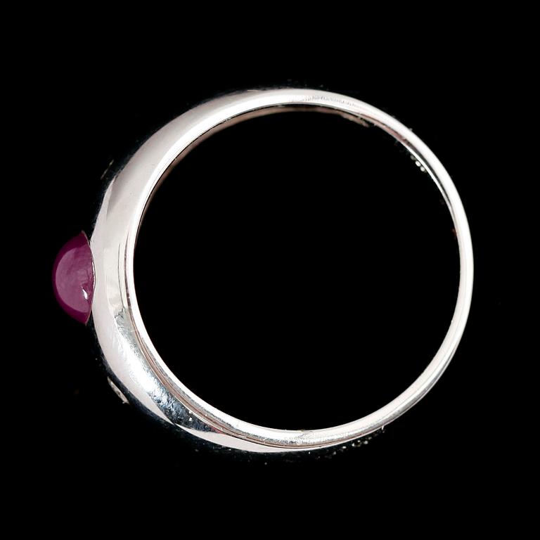 RING, 18 k vitguld, med rubin och briljantslipade briljanter 0.10 ct, AWC. Total vikt ca 6 g.