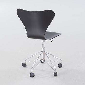 A desk chair by Arne Jacobsen for Fritz Hansen, model "Sjuan", 1992.
