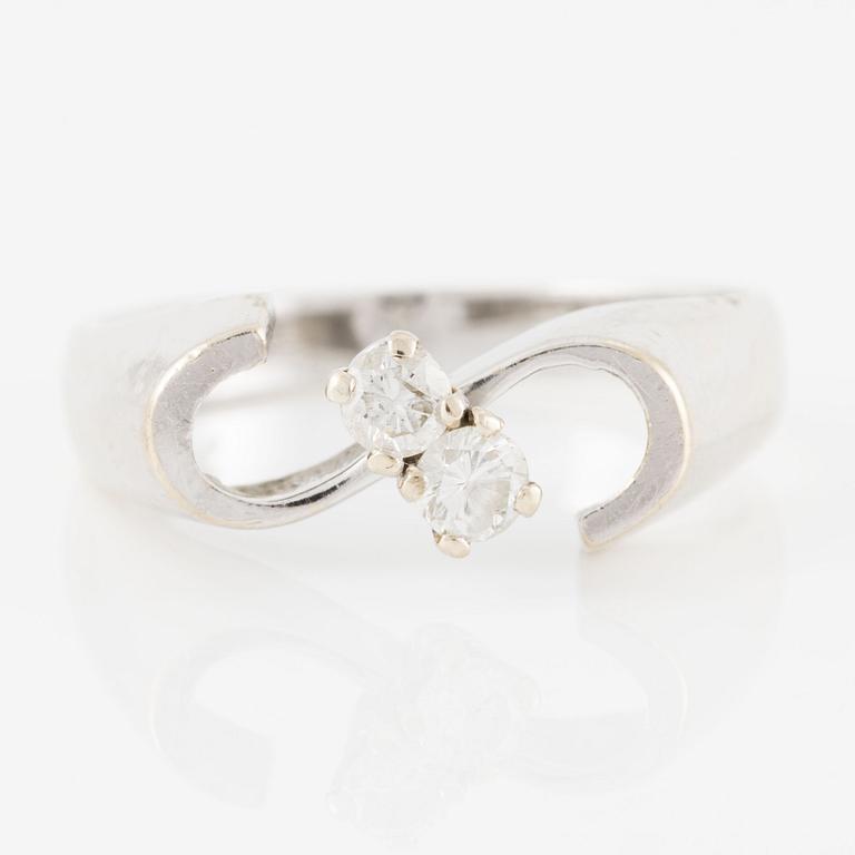 Ring 18K white gold set with round brilliant-cut diamonds.
