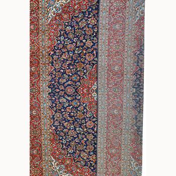 A carpet, Kashan, ca 414 x 305 cm.