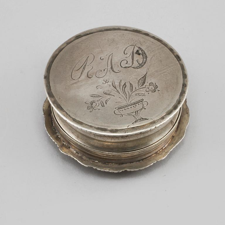 KYRKDOSA, silver, omkring år 1800, vikt 50 g.