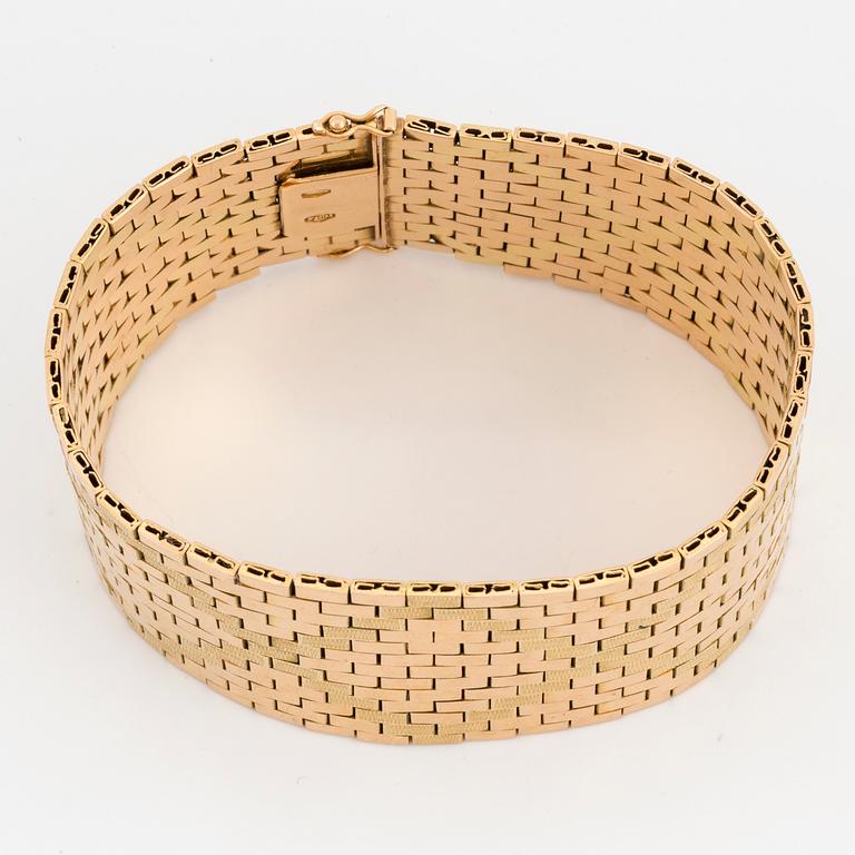 An 18K gold bracelet.