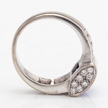 Ring, 18K vitguld, med en fasettslipad tansanit och diamanter tot ca 0.80 ct.