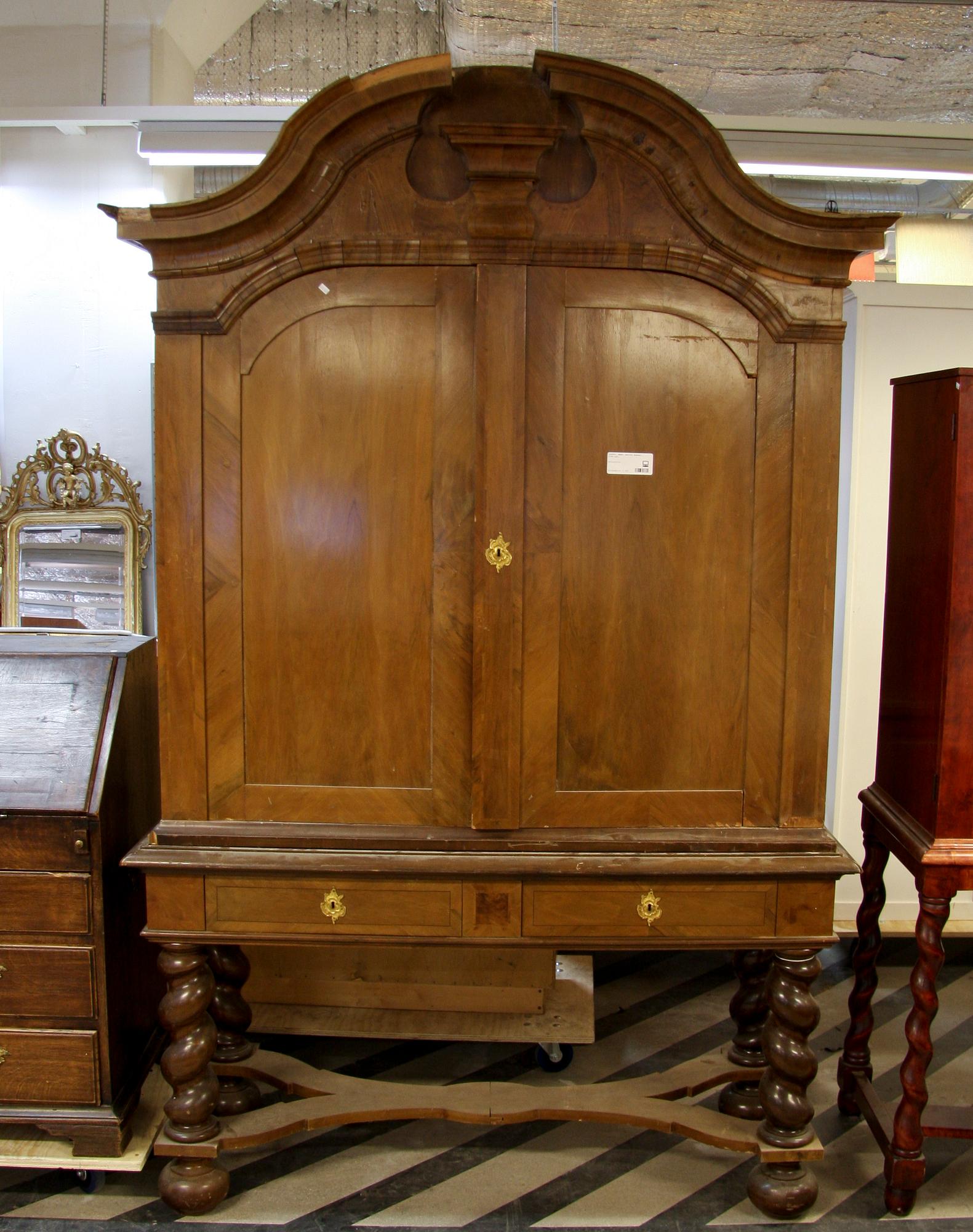 SKÅP. Delvis Rokoko, 1700-tal.