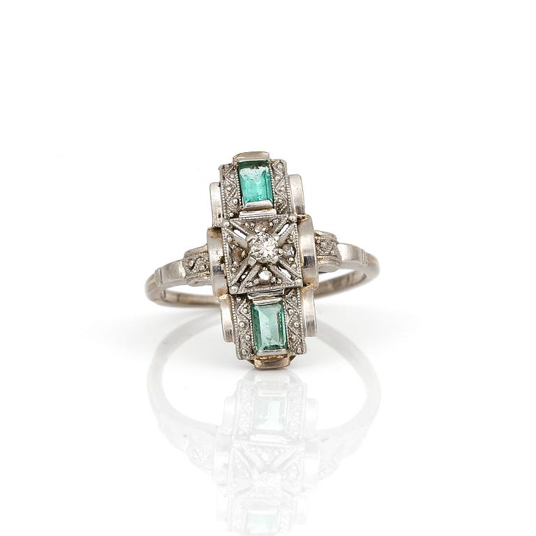 RING, 18K vitguld med diamant, ca 0,04 ct och troligen baguetteslipad smaragder. Total vikt ca 2,90 g.