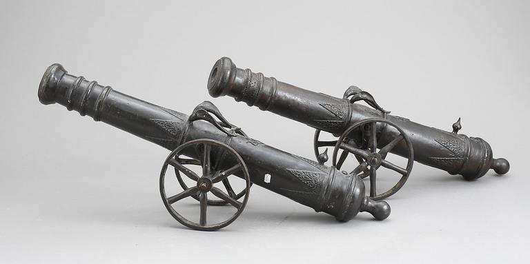 KANONER, ett par, 1900-tal.