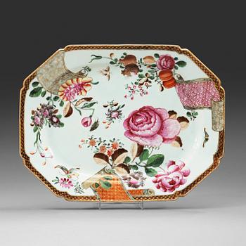 383. A famille rose serving dish, Qing dynasty, Qianlong (1736-95).