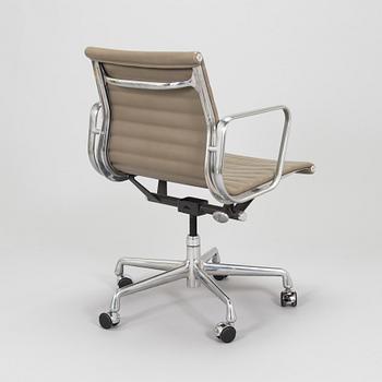 Charles and Ray Eames, Kontorsstol modell EA335, Herman Miller 2008.